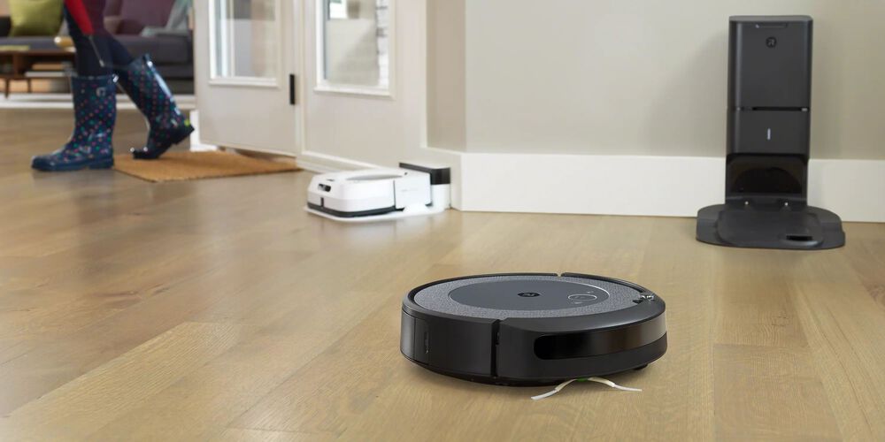 Roomba preto e Roomba branco em segundo plano